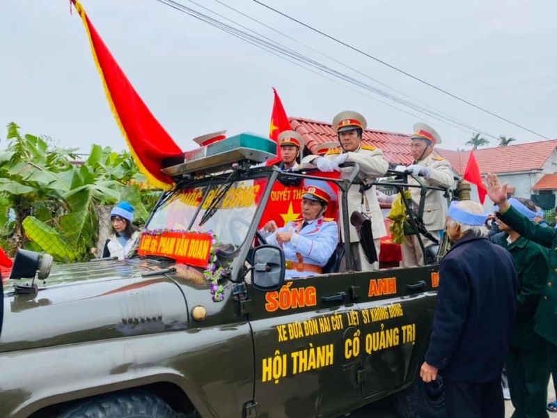 Cựu chiến binh Phạm Ngọc Sơn (Sơn Cháy) hỗ trợ đưa di cốt liệt sỹ về quê hương