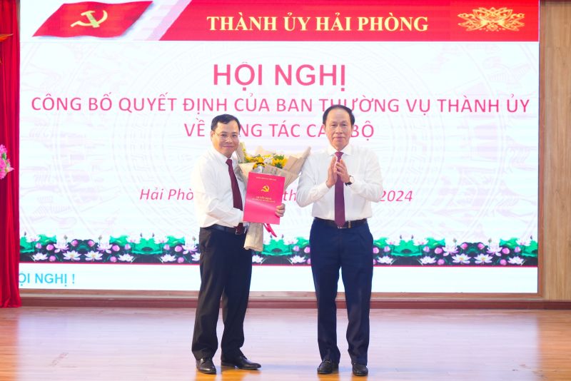 Bí thư Thành uỷ Lê Tiến Châu trao Quyết định và tặng hoa chúc mừng đồng chí Phạm Hưng Hùng tân Bí thư Huyện ủy Thủy Nguyên.