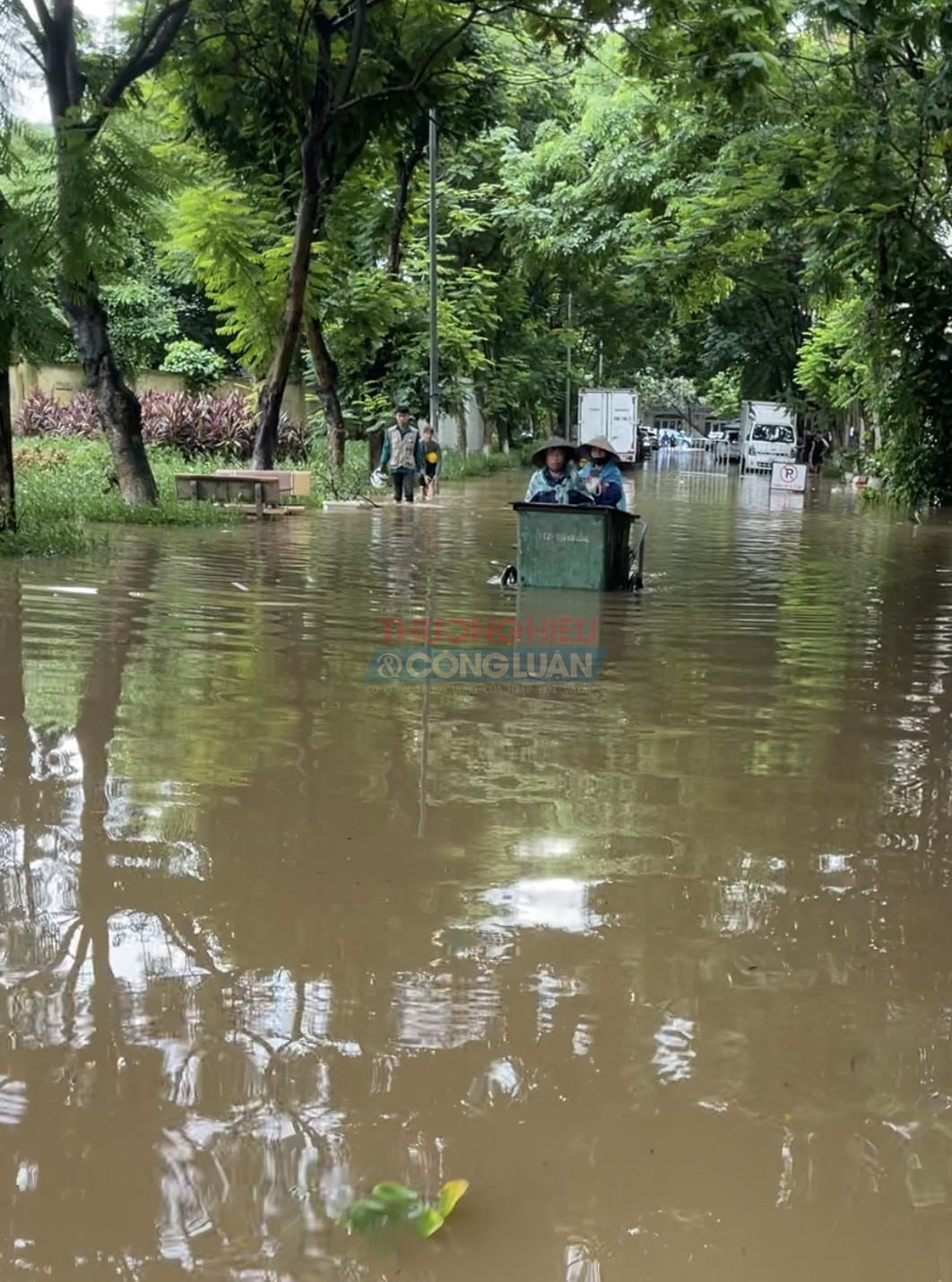 Nước ngập sâu nên xe máy không thể đi được