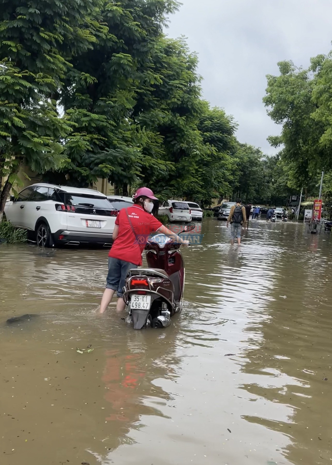 Có điểm đến 70 - 80 thậm chí cả mét. Không ít người lựa chọn dắt xe đi bộ.