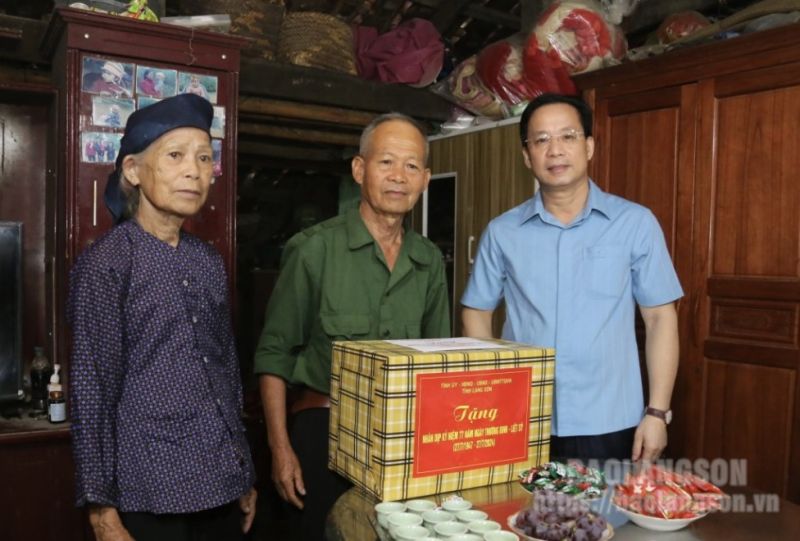 Phó Bí thư Thường trực Tỉnh ủy Lạng Sơn Hoàng Văn Nghiệm, Trưởng Đoàn đại biểu Quốc hội tỉnh Lạng Sơn thăm, tặng quà ông Lành Thái Kiên, 77 tuổi là thương binh tỷ lệ tổn thương cơ thể 25%, trú tại thôn Quang Bí, xã An Sơn, huyện Văn Quan, tỉnh Lạng Sơn