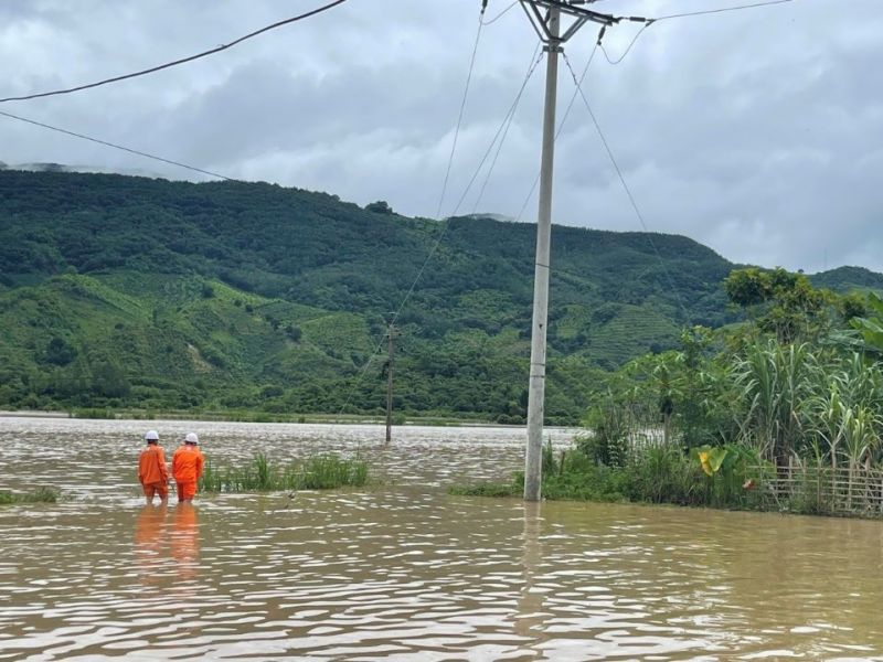 Công nhân Công ty Điện lực Sơn La kiểm tra, khắc phục, ngăn ngừa sự cố