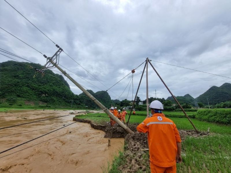 Công nhân Điện lực Thuận Châu - Quỳnh Nhai khẩn trương ra quân khắc phục sự cố do mưa lũ gây ra