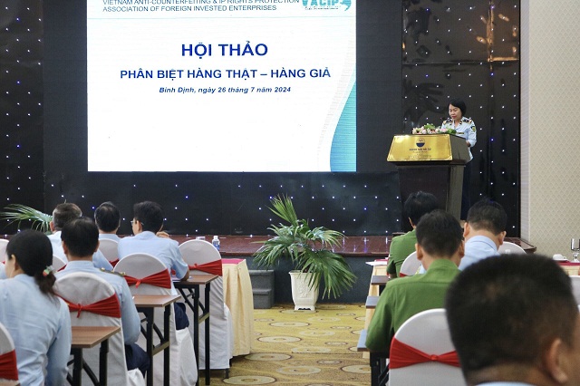 Bà Dương Thị Hồng Hiếu (đứng trong cùng) phát biểu khai mạc Hội thảo.