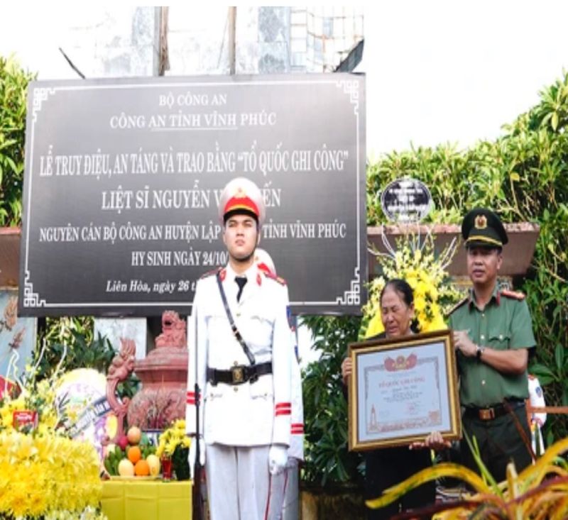 Đại tá Nguyễn Văn Công, Phó Giám đốc Công an tỉnh trao Bằng “Tổ quốc ghi công” cho đại diện gia đình liệt sĩ Nguyễn Văn Hiến.