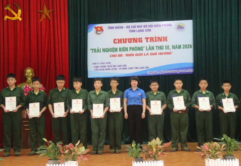 Lãnh đạo Tỉnh đoàn Lạng Sơn trao giấy chứng nhận cho các em thiếu thi tham gia chương trình 