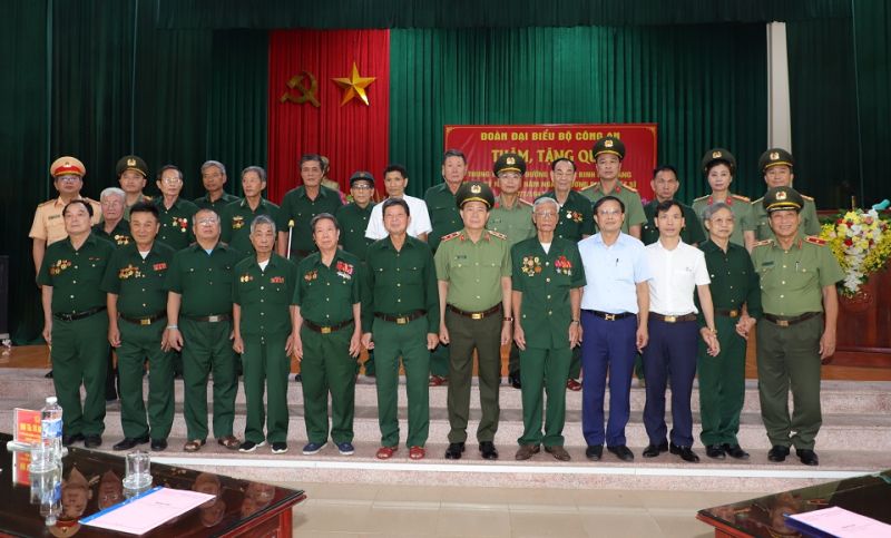 Thứ trưởng Bộ Công an thăm, tặng quà thương, bệnh binh tại Hà Nam