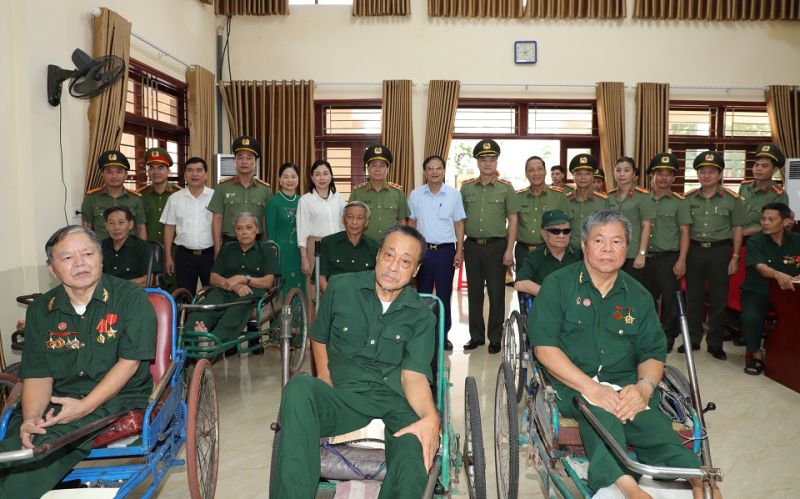 Trung tướng Lê Quốc Hùng, Thứ trưởng Bộ Công an và các đại biểu cùng thương, bệnh binh tại Trung tâm điều dưỡng thương binh Duy Tiên.