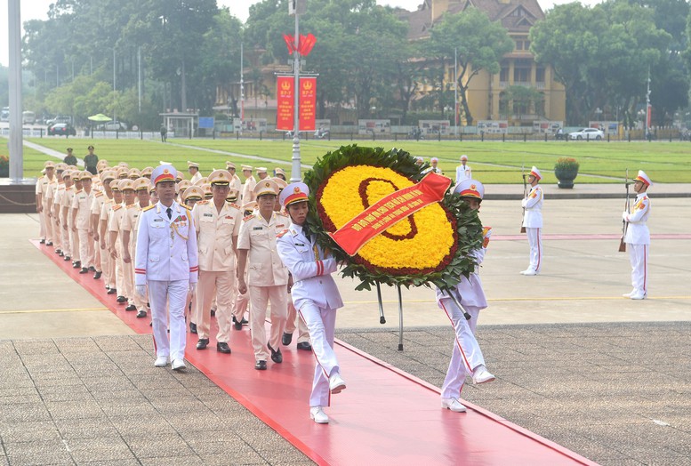 Đoàn đại biểu Đảng uỷ Công an Trung ương và Bộ Công an đặt vòng hoa, vào Lăng viếng Chủ tịch Hồ Chí.