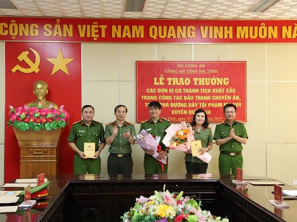 Sau khi phá thành công chuyên án, Ban giám đốc Công an tỉnh Hà Tĩnh tặng hoa chúc mừng và trao thưởng cho các lực lượng tham gia phá án