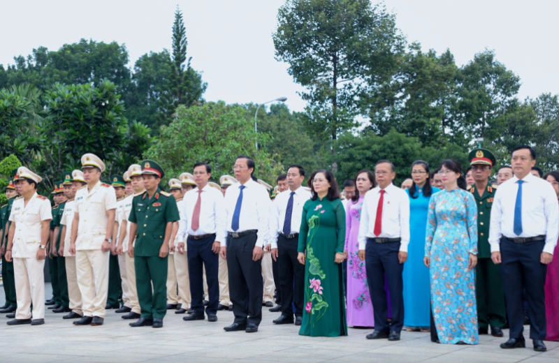Đoàn đại biểu TP. Hồ Chí Minh dâng hương, dâng hoa tưởng niệm các Anh hùng liệt sĩ
