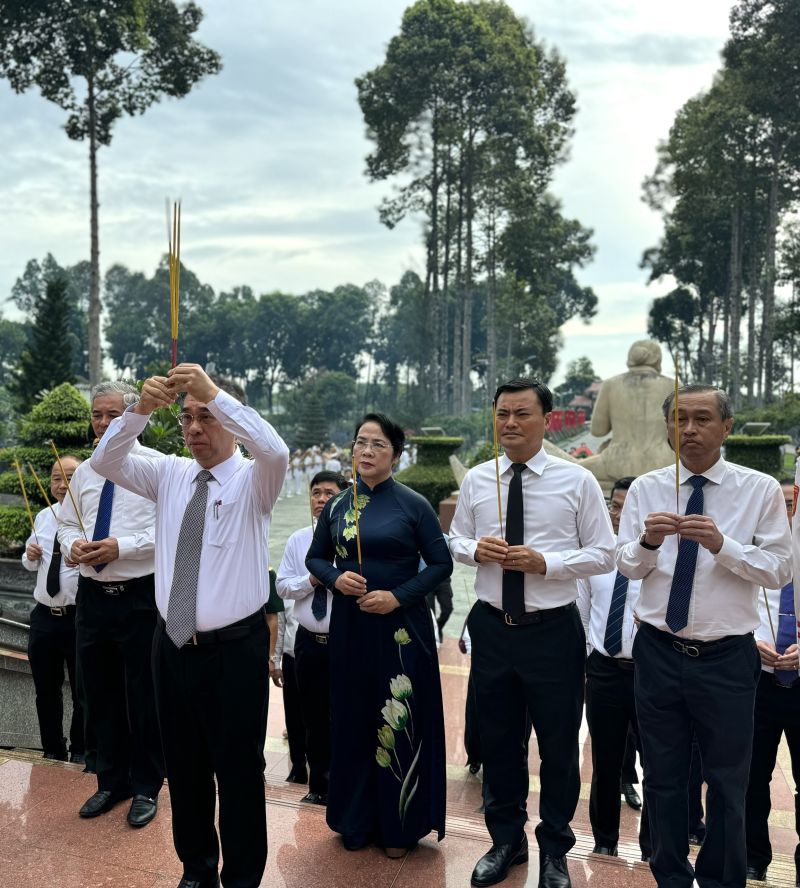 Đoàn lãnh đạo TP. Hồ Chí Minh dâng hương tưởng niệm các Anh hùng liệt sĩ tại Nghĩa trang Liệt sĩ huyện Củ Chi, xã An Nhơn Tây (Ảnh: Thành Trọng – Chí Thạch)