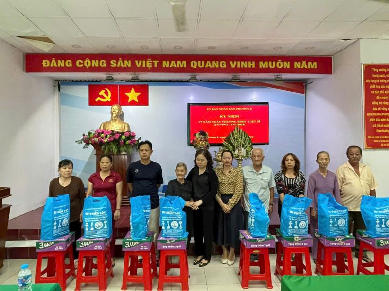 Đại diện Thương hiệu Bút bi Thiên Lộc trao quà cho các gia đình chính sách, khó khăn trên địa bàn quận 6