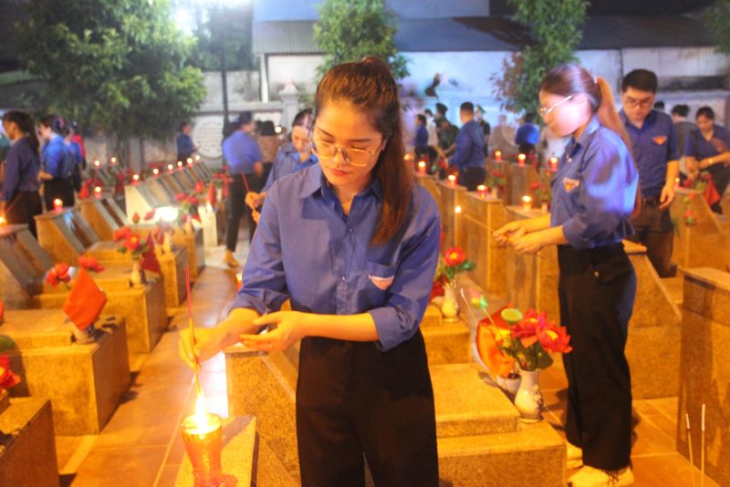 Đông đảo đoàn viên thanh niên, các lực lượng vũ trang thắp nến, dâng hương tại Nghĩa trang liệt sỹ thành phố Lạng Sơn