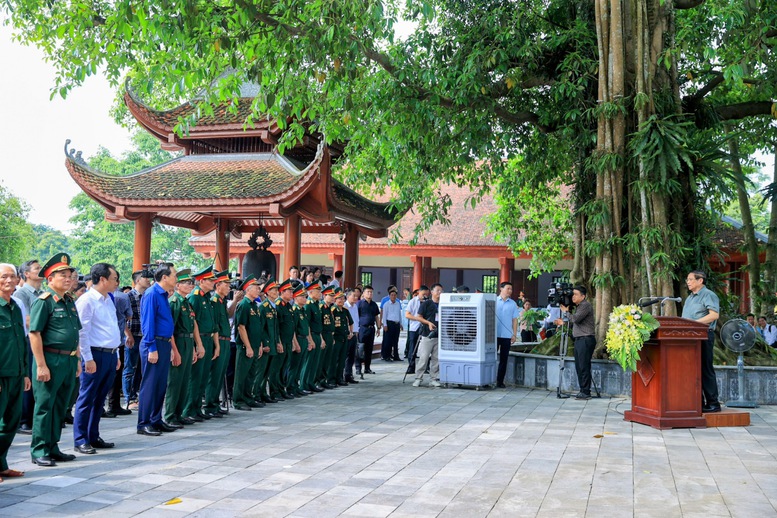 Thủ tướng nêu rõ đời sống của người có công và gia đình người có công với cách mạng không ngừng được cải thiện về cả vật chất và tinh thần. Ảnh: VGP/Nhật Bắc