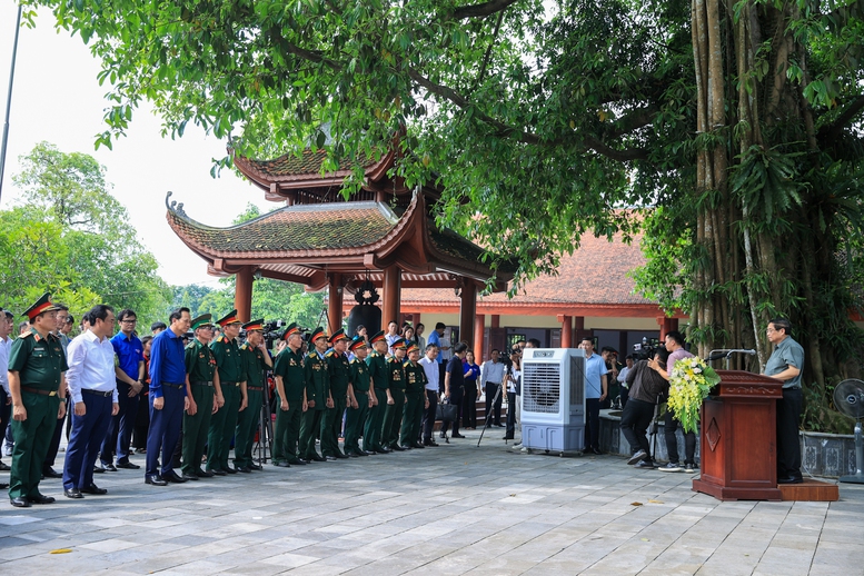 Thủ tướng nêu rõ đời sống của người có công và gia đình người có công với cách mạng không ngừng được cải thiện về cả vật chất và tinh thần. Ảnh: VGP/Nhật Bắc