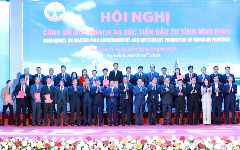 Phó Thủ tướng Trần Hồng Hà, lãnh đạo tỉnh Nam Định, một số bộ, ngành và các doanh nghiệp, nhà đầu tư được trao quyết định, giấy chứng nhận đầu tư, ký bản ghi nhớ nghiên cứu đầu tư tại hội nghị