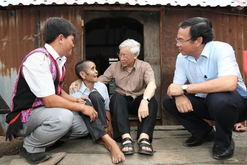 Tổng Bí thư Nguyễn Phú Trọng thăm gia đình thương binh Đinh Phi, hộ gia đình chính sách có hoàn cảnh đặc biệt khó khăn ở làng Tung Ke 2, xã Ayun, huyện Chư Sê, tỉnh Gia Lai, chiều 12/4/2017. (Ảnh: Trí Dũng/TTXVN).