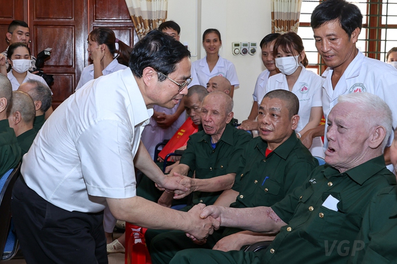 Thủ tướng Chính phủ Phạm Minh Chính thăm, tặng quà tại Trung tâm Điều dưỡng thương binh Kim Bảng, Hà Nam - Ảnh: VGP/Nhật Bắc