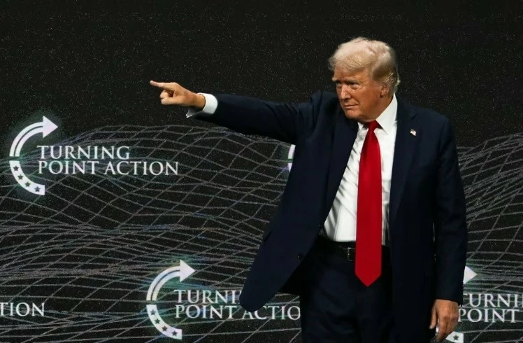 Cựu Tổng thống Mỹ Donald Trump phát biểu trước đám đông cổ vũ tại sự kiện do Turning Point USA tổ chức ở West Palm Beach, bang Florida, ngày 26/7. (Nguồn: AFP)