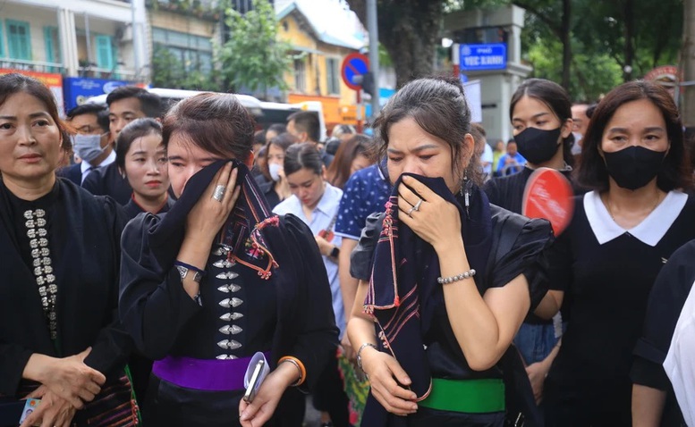 Nhiều người đến viếng Tổng Bí thư Nguyễn Phú Trọng không kìm được cảm xúc.