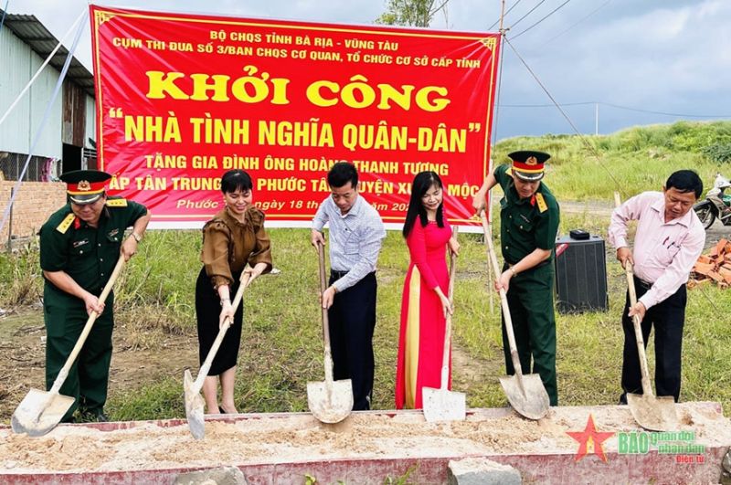 Đại diện Bộ CHQS tỉnh Bà Rịa-Vũng Tàu và các đại biểu thực hiện nghi thức động thổ khởi công “Nhà tình nghĩa quân - dân”.