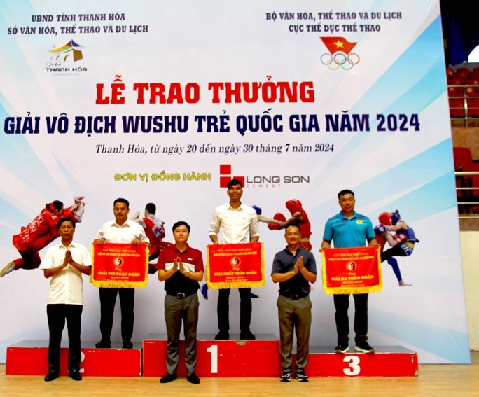 Ban tổ chức trao cờ nhất, nhì, ba toàn đoàn ở nội dung đối kháng cho các đơn vị Hà Nội, Thanh Hóa và Công an Nhân dân.