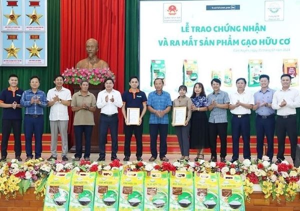 Lãnh đạo Trung tâm Khuyến nông Hà Tĩnh và huyện Cẩm Xuyên trao chứng nhận sản phẩm lúa cho Tổ hợp tác Sản xuất lúa hữu cơ thôn Bình Quang và chứng nhận sản phẩm gạo hữu cơ cho Công ty CP Hòa Lạc IEC.