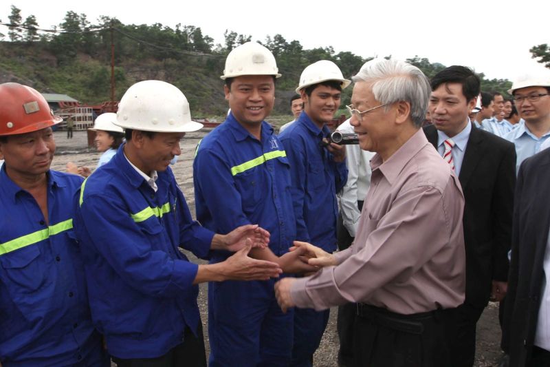 Tổng Bí thư Nguyễn Phú Trọng thăm hỏi, trò chuyện với công nhân đang thực hiện thi công dự án mỏ hầm lò Núi Béo năm 2013. Ảnh: quangninh.gov.vn