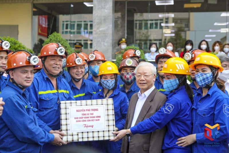 Tổng Bí thư Nguyễn Phú Trọng thăm, tặng quà cho cán bộ, công nhân lao động Công ty Cổ phần Than Vàng Danh (Uông Bí, Quảng Ninh) năm 2022. Ảnh: quangninh.gov.vn