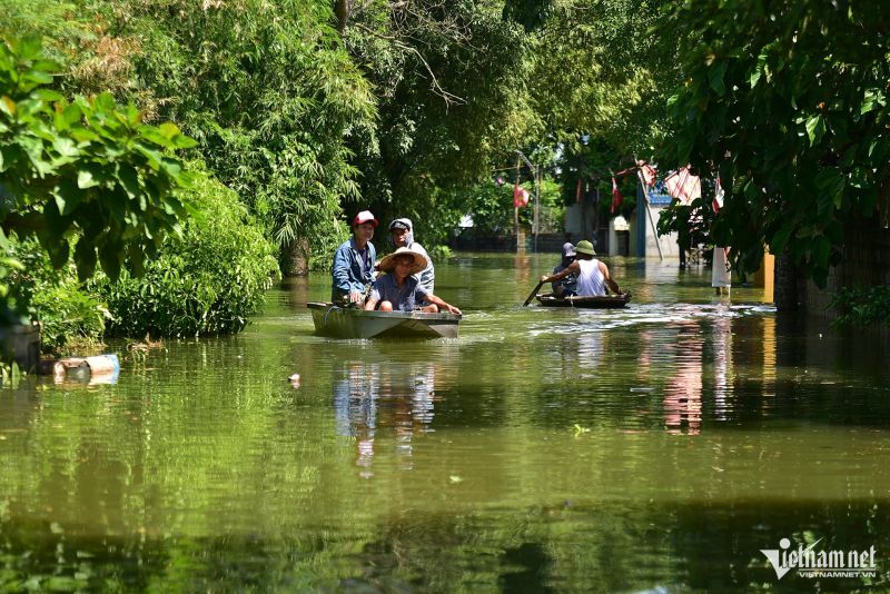 Nước nhập sâu phương tiện đi lại chủ yếu của người dân là bằng thuyền