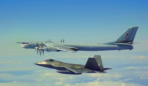 Máy bay chiến đấu F-22 Raptor hộ tống máy bay trinh sát Tu-142MR.