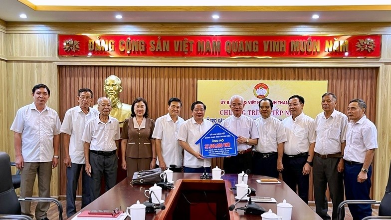 Linh mục Trần Xuân Mạnh, Phó Chủ tịch không chuyên trách Ủy ban Trung ương MTTQ Việt Nam, Chủ tịch Ủy ban Đoàn kết Công giáo Việt Nam, Chủ tịch Ủy ban Đoàn kết Công giáo tỉnh Thanh Hóa, trực tiếp trao tiền ủng hộ.