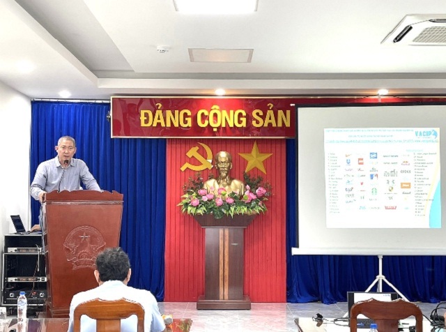 Ông Phan Minh Nhựt (đứng trong cùng) phát biểu tại Hội nghị. Ảnh: Phạm Công Đoàn.