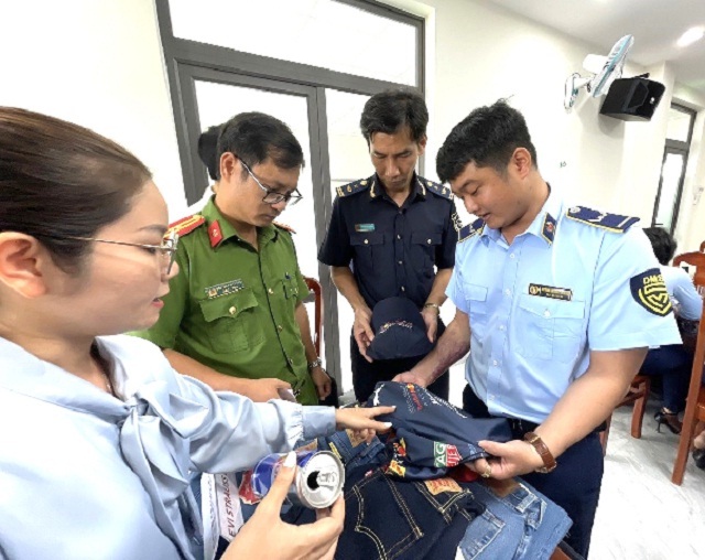 Đại biểu các sở, ngành nghe chuyên gia hướng dẫn cách phân biệt hàng thật, hàng giả. Ảnh: Phạm Công Đoàn.