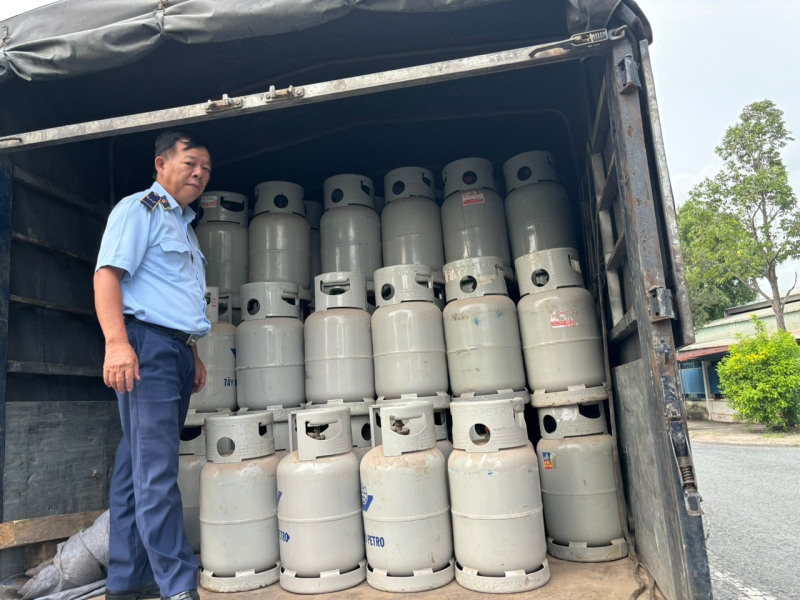 Tạm giữ hàng trăm vỏ chai LPG nghi chiếm dụng trái phép