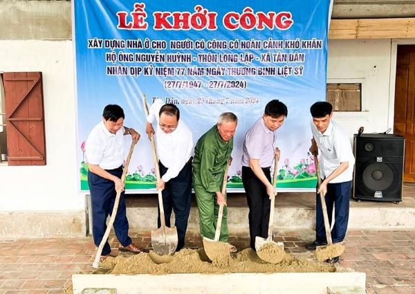 Khởi công xây dựng nhà cho ông Nguyễn Huỳnh, Sn 1954, trú xã Tân Dân, huyện Đức Thọ, tỉnh Hà Tĩnh là thương binh 4/4 có hoàn cảnh khó khăn.