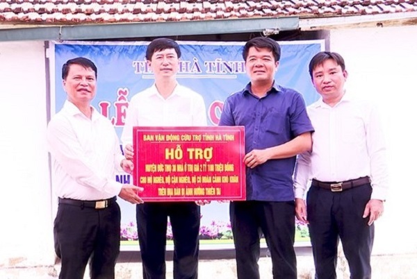 Chủ tịch Ủy ban MTTQ tỉnh Hà Tĩnh Trần Nhật Tân (áo xanh) trao biểu trưng hỗ trợ hơn 4,5 tỷ đồng cho huyện Thạch Hà xây dựng 65 nhà ở cho hộ nghèo, hộ cận nghèo, hộ gặp hoàn cảnh khó khăn trên địa bàn huyện.