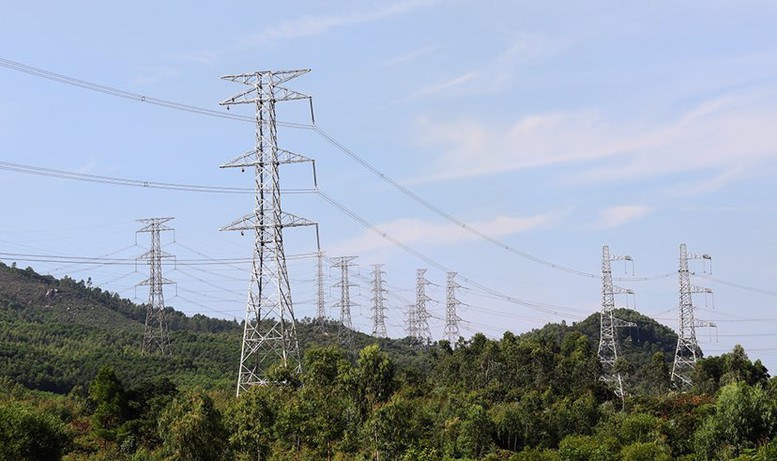 Thi đua "nước rút", "thần tốc" thực hiện Dự án đường dây 500 kV mạch 3 từ Quảng Trạch (Quảng Bình) đến Phố Nối (Hưng Yên).