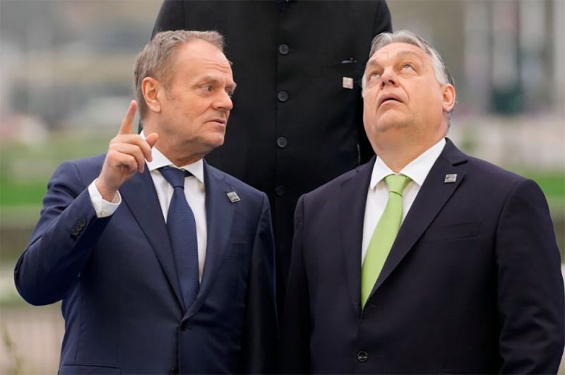 Thủ tướng Hungary Viktor Orban (phải) và Thủ tướng Ba Lan Donald Tusk trao đổi với nhau tại Hội nghị Thượng đỉnh Năng lượng Hạt nhân ở Brussels tháng 4/2024. Ảnh: AP