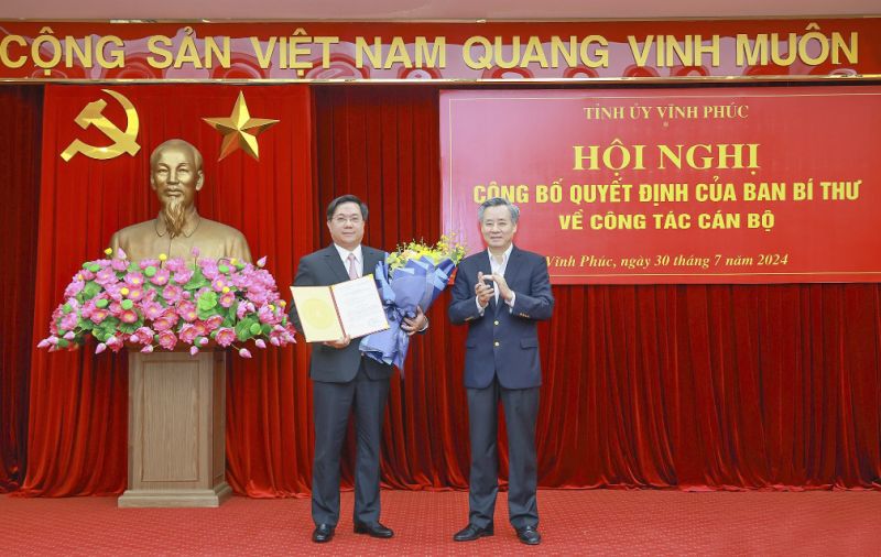 Phó Trưởng Ban Tổ chức Trung ương Nguyễn Quang Dương trao quyết định của Ban Bí thư cho ông Trần Duy Đông.