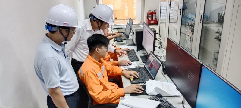 Lãnh đạo PC Lạng Sơn và lãnh đạo chủ đầu tư kiểm tra các hạng mục trước khi đóng điện