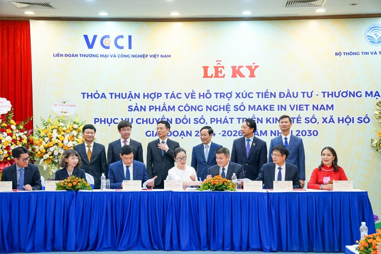 Lãnh đạo Liên đoàn Thương mại và công nghiệp Việt Nam ký thỏa thuận hợp tác đồng hành thúc đẩy chuyển đổi số với 6 doanh nghiệp lớn gồm: Viettel, VNPT, Mobifone, FPT, CMC và MISA - Ảnh: VGP/HM