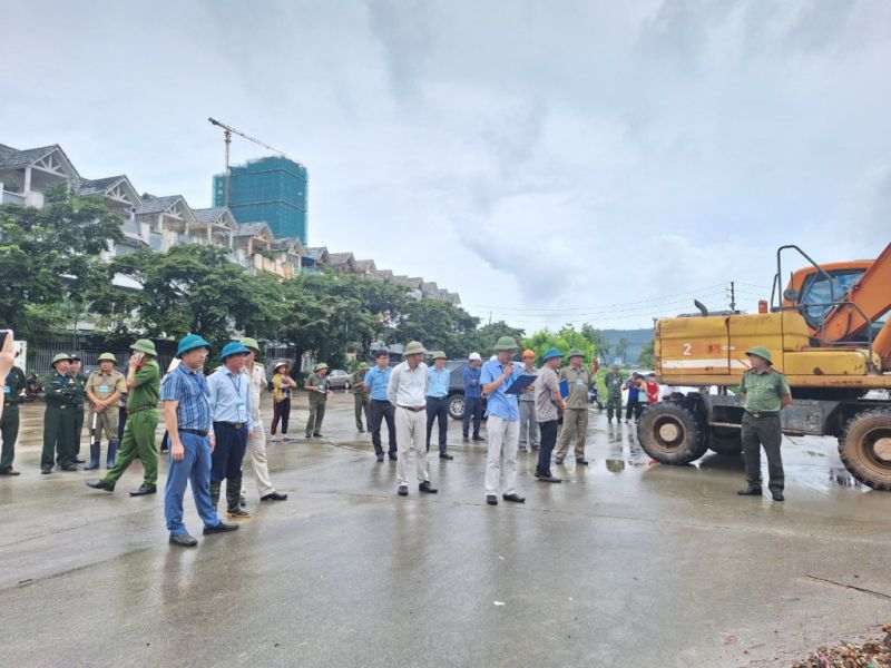 Lãnh đạo phường Hùng Thắng đọc quyết định cưỡng chế thu hồi đất của UBND thành phố.