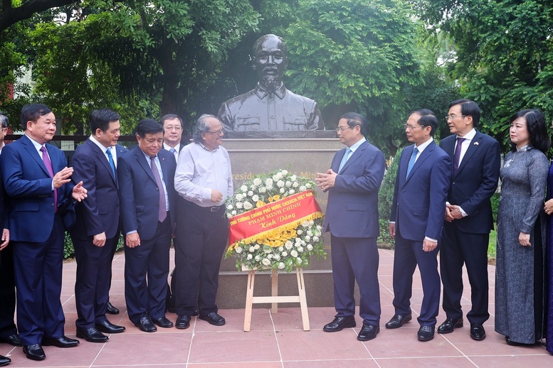 Tượng đồng Chủ tịch Hồ Chí Minh được đặt tại Công viên G20, nằm giữa khu Ngoại giao đoàn, trung tâm của thủ đô New Delhi - Ảnh: VGP/Nhật Bắc