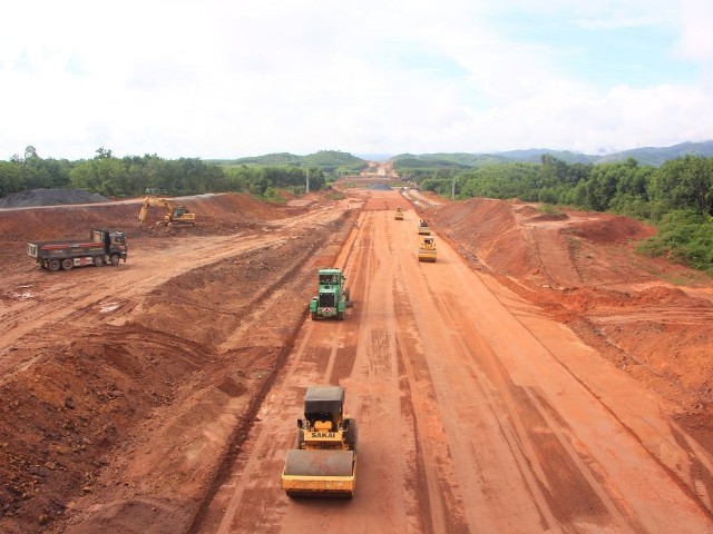 Dự án thành phần cao tốc Bùng - Vạn Ninh đang được đẩy nhanh tiến độ phấn đấu thông xe vào 30/4/2025. Ảnh: VOV