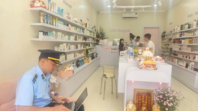 Đội QLTT số 1 kiểm tra các sản phẩm tại shop Linh house (số 88H Bà Triệu. TP. Buôn Ma Thuột)