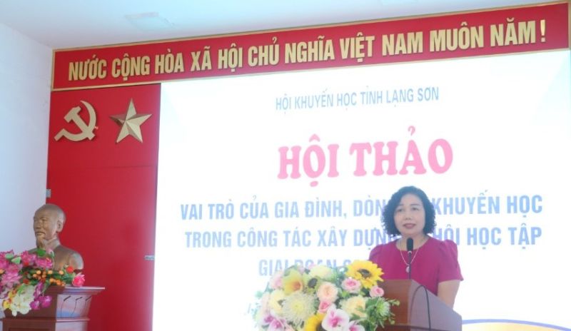 Lãnh đạo Hội Khuyến học Lạng Sơn phát biểu tại hội thảo