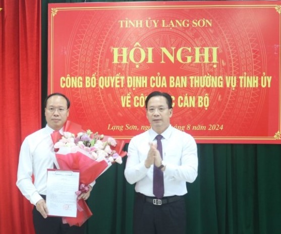 Phó Bí thư Thường trực Tỉnh ủy Lạng Sơn Hoàng Văn Nghiệm, Trưởng Đoàn Đại biểu quốc hội tỉnh Lạng Sơn trao quyết định, tặng hoa chúc mừng Phó Bí thư Huyện ủy Tràng Định Lèo Văn Hiệp