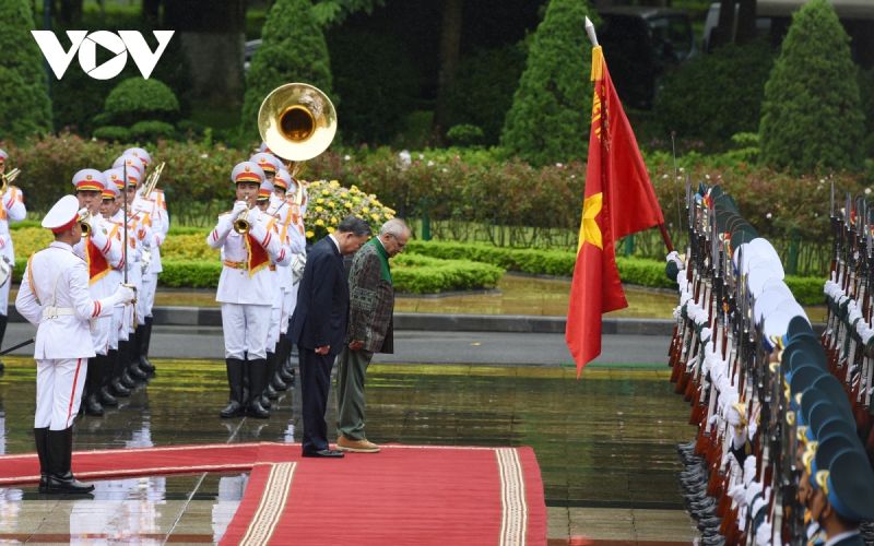 Hai nguyên thủ cúi chào Quân kỳ 